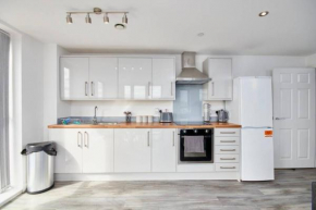 Stylish 2 bed Apt with Free parking, close to CC